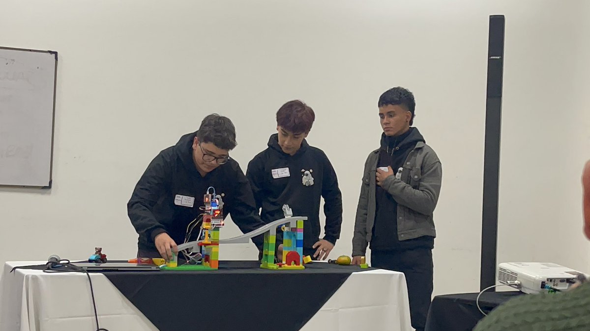 ColegiodelaBici's tweet photo. [Hoy] En la final de las #OlimpiadasSTEM de @Educacionbogota los/as estudiantes del @ColegiodelaBici en compañía de sus maestros/as STEAM+H sustentan el proyecto “Ciudad que respira”… Gran experiencia de aprendizajes para ellos/as
🚲🧪🏙️🌁👩‍💻🧑‍💻👩‍🔬👨‍🔬
@IsabelSegoviaO @julrubiano https://t.co/UR9OzlTfD6