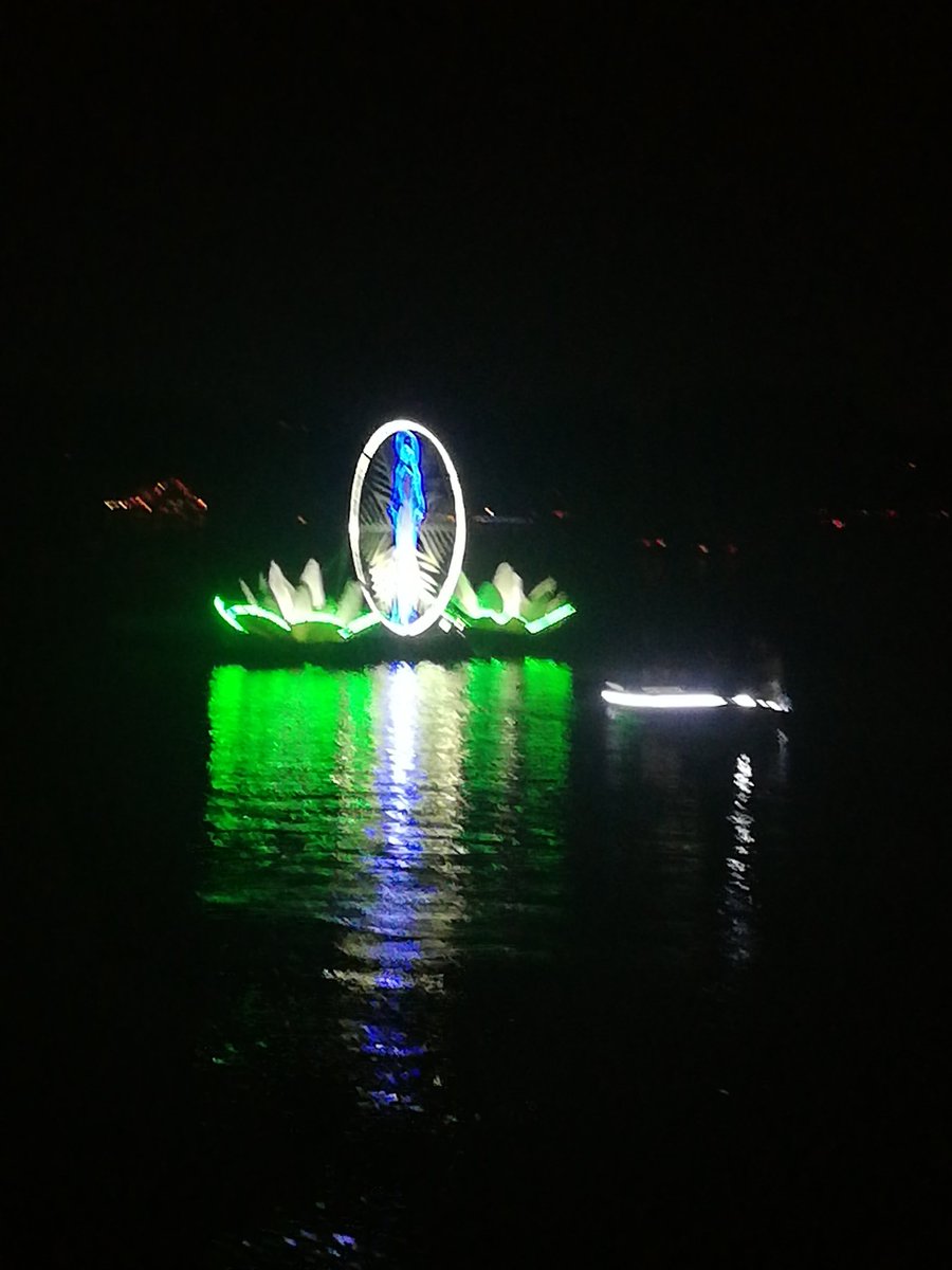 Rosgrey4's tweet photo. Lago di Pusiano https://t.co/1oR3BjR6nK