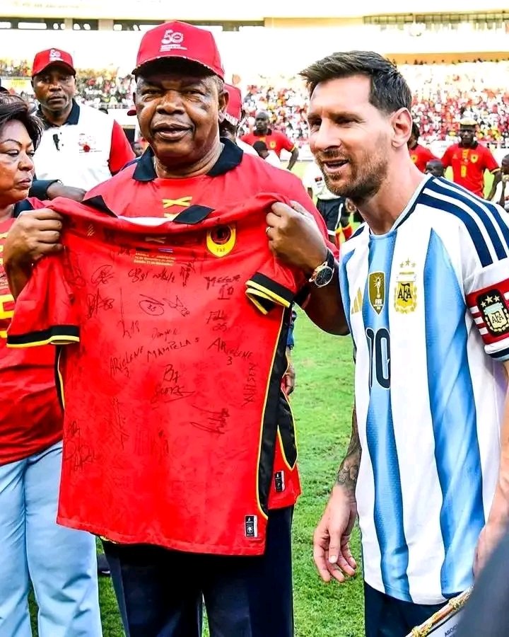 PerMass1's tweet photo. Leo Messi en Angola pour un match amical dans le cadre du 50e anniversaire de l'indépendance de l'Angola. Un don spécial du maillot Angolais donné par le président João Lourenço 🇦🇴

Qu'on en parle?

#Angola #Messi #messi10 #Argentina #football #amical #independance #Tendencia https://t.co/JsXB6ru0Yd
