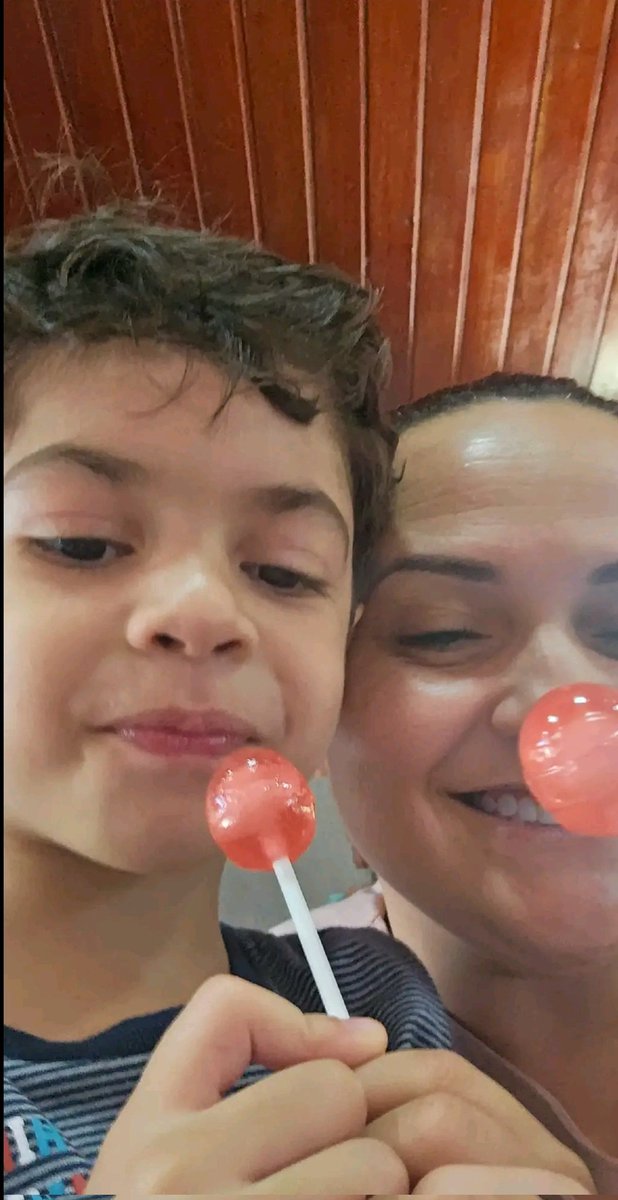 suditosdamm's tweet image. Léo (Filho de Marília Mendonça com Murilo Huff) e sua babá brincando de &quot;Tire o limão do copo sem durrubar a água&quot; um menino tão especial, em tão pouco tempo com a gente se torna um  espelho tão claro da Marília! 🥹🤍
