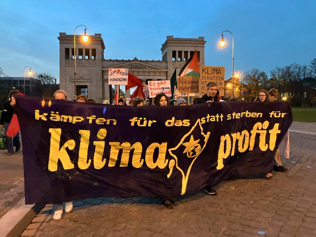 lisapoettinger's tweet image. Warum wir als Klimatreffen #Wehrpflicht auf dem #Klimastreik thematisiert haben.

2019 gingen Mio Jugendliche für Klimaschutz &amp;amp; eine lebenswerte Zukunft auf die Straße und bekamen nichts als leere Versprechungen. 2025 bekommen sie die Wehrpflicht.