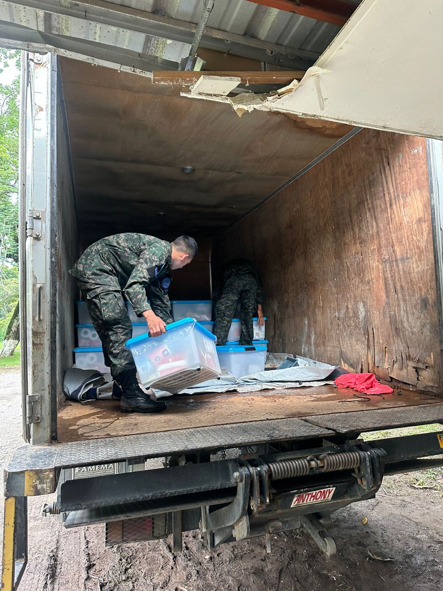 #NoticiasFAH || La Base Aérea Coronel Héctor Caraccioli Moncada, como parte de las acciones cívico-militares brindó apoyo a la Red Solidaria cargando viveres a los camiones del Comité Permanente de Contingencia #COPECO; mismos que serán entregados a los pobladores de El Porvenir,