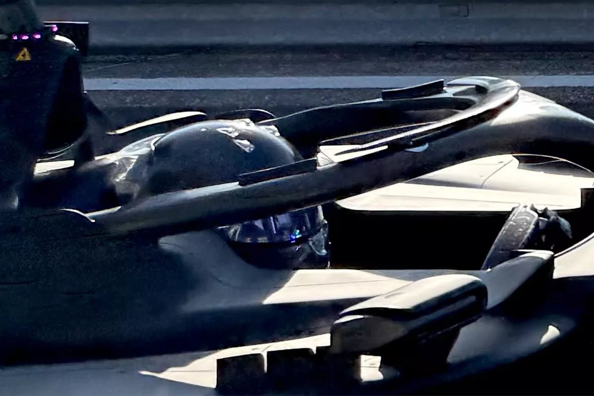 PrimeF1__'s tweet photo. ⚠️ LA SESIÓN NO ERA DE RENDIMIENTO PERO… ¡DURANTE SU SESIÓN DE TANDAS LARGAS ‘CHECO’ DESTROZÓ EL RÉCORD DE VUELTA DE VERSTAPPEN EN IMOLA 2025, BAJO CONDICIONES ADVERSAS Y CON UNA VERSIÓN SIN ACTUALIZACIONES DE LA SF-23, UN AUTO DOS AÑOS MÁS VIEJO!

El piloto mexicano, @SChecoPerez, regresó al autódromo Enzo e Dino Ferrari de Imola para el segundo día de entrenamientos de los mecánicos de @Cadillac_F1, comandados por el ex-ingeniero de carrera de LEC, Xavi Marcos, ahora como ingeniero en jefe del equipo norteamericano y de la mano de un staff de Ferrari, presuntamente coordinado por Alessandro Fusaro, actual jefe de mecánicos del propio LEC.

Para el programa de trabajo de hoy, se recorrieron 91 vueltas (447km), pero destaca un crono 1:17.27 sobre compuesto duro, pista mayormente verde y asfalto frío con temperatura ambiente de 18ºC, que está por encima de la vuelta más rápida en carrera del 2025 en ese circuito, impuesta por VER con 1:17.988, considerando que se llevaban a cabo simulaciones de carrera y no de clasificación, con tanques cargados y la SF-23, además de ser un auto dos años anterior, no contaba con todas las mejoras aerodinámicas de su momento. 🔥🇲🇽