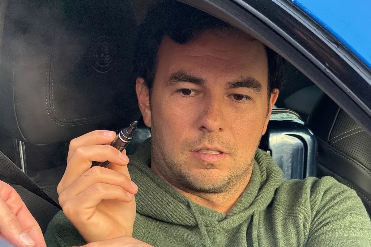 PrimeF1__'s tweet photo. ⚠️ LA SESIÓN NO ERA DE RENDIMIENTO PERO… ¡DURANTE SU SESIÓN DE TANDAS LARGAS ‘CHECO’ DESTROZÓ EL RÉCORD DE VUELTA DE VERSTAPPEN EN IMOLA 2025, BAJO CONDICIONES ADVERSAS Y CON UNA VERSIÓN SIN ACTUALIZACIONES DE LA SF-23, UN AUTO DOS AÑOS MÁS VIEJO!

El piloto mexicano, @SChecoPerez, regresó al autódromo Enzo e Dino Ferrari de Imola para el segundo día de entrenamientos de los mecánicos de @Cadillac_F1, comandados por el ex-ingeniero de carrera de LEC, Xavi Marcos, ahora como ingeniero en jefe del equipo norteamericano y de la mano de un staff de Ferrari, presuntamente coordinado por Alessandro Fusaro, actual jefe de mecánicos del propio LEC.

Para el programa de trabajo de hoy, se recorrieron 91 vueltas (447km), pero destaca un crono 1:17.27 sobre compuesto duro, pista mayormente verde y asfalto frío con temperatura ambiente de 18ºC, que está por encima de la vuelta más rápida en carrera del 2025 en ese circuito, impuesta por VER con 1:17.988, considerando que se llevaban a cabo simulaciones de carrera y no de clasificación, con tanques cargados y la SF-23, además de ser un auto dos años anterior, no contaba con todas las mejoras aerodinámicas de su momento. 🔥🇲🇽