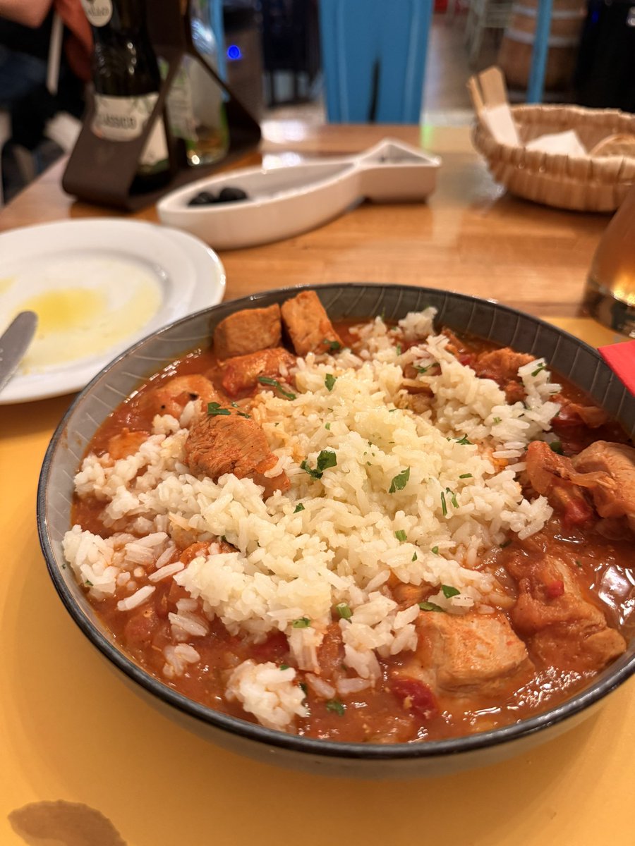 funandsunshine's tweet image. #Umzug 

„Klarmachen“ alte Wohnung Tag 2 abgeschlossen 🧹 

3* Sachen weggefahren 🚛 

Körper gewöhnt sich 🙈💪🏼

Zur Belohnung war ich in 🇵🇹:

Hähnchen &amp;amp; Reis, 2* Oliven 🫒 &amp;amp; Likör zum Nachtisch🥃

Happy evening 🙋🏼‍♂️😊