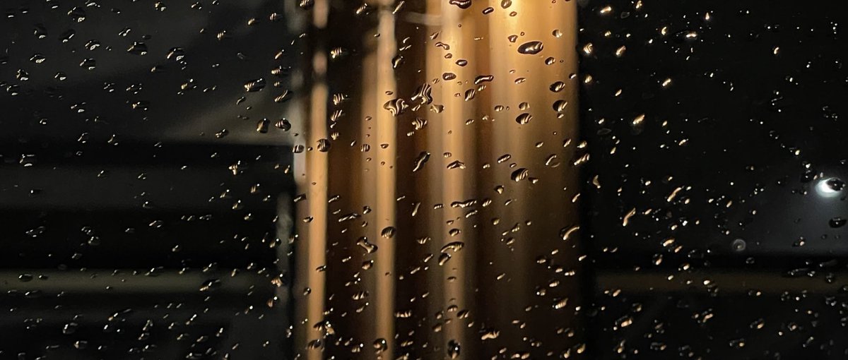 188hm's tweet image. في لحظة تسوى العمر
رفعت كفّي للسماء
الغيم بللني مطر 
بللت أنا الغيمة دعاء 🤎