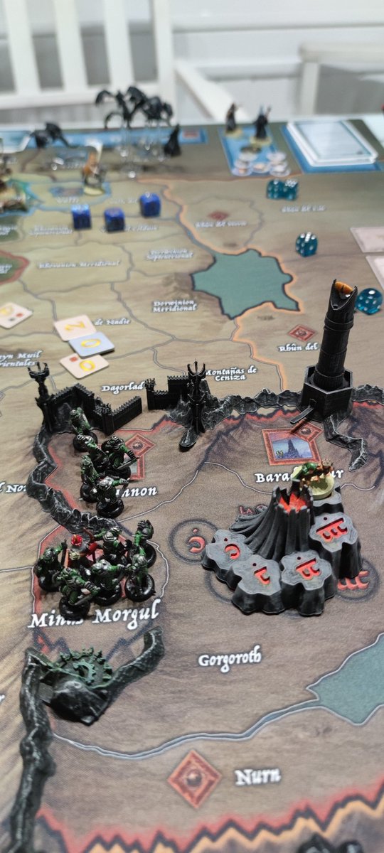 Feanor2002's tweet image. Jugado #GuerradelAnilloSegundaEdición en 2025-11-14 con 2 jugadores #bgstats
Partida épica como siempre, Frodo ha caído en el borde mismo del monte del destino. @TaboSL  ha tenido tres match point y a la tercera ha sido la vencida 😛, la sombra se extiende por la tierra media...