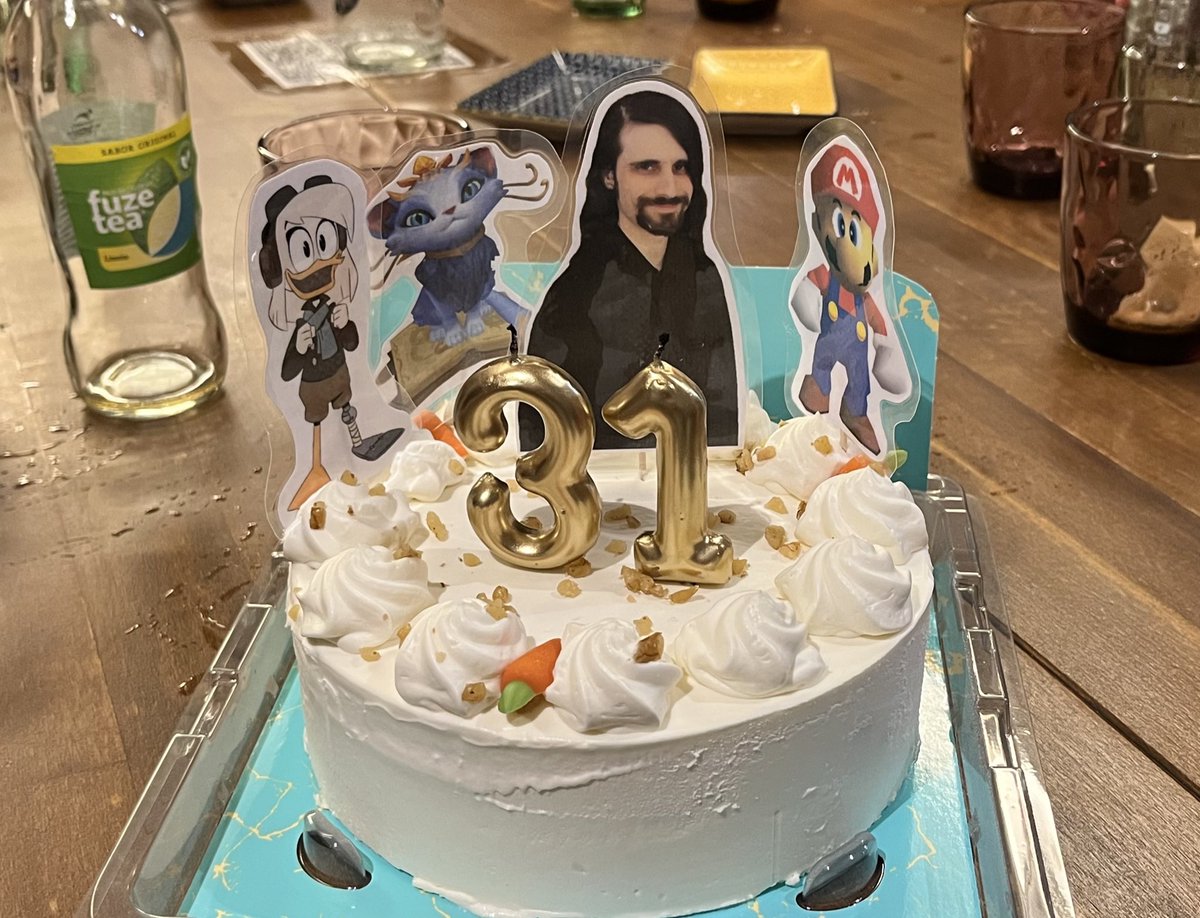 Mis amigos me han hecho una tarta sorpresa con figuritas 😁😁 Que ilusión :)