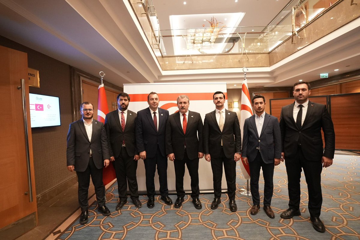 Davetleri ve samimi ev sahiplikleri için Kuzey Kıbrıs Türk Cumhuriyeti Ankara Büyükelçisi Sayın İsmet Korukoğlu ve eşi hanımefendi ile değerli ekibine teşekkür ediyor; Kıbrıs Türklerinin özgürlüğü uğruna canlarını feda eden şehitlerimizi, mücahitlerimizi rahmet ve şükranla yâd