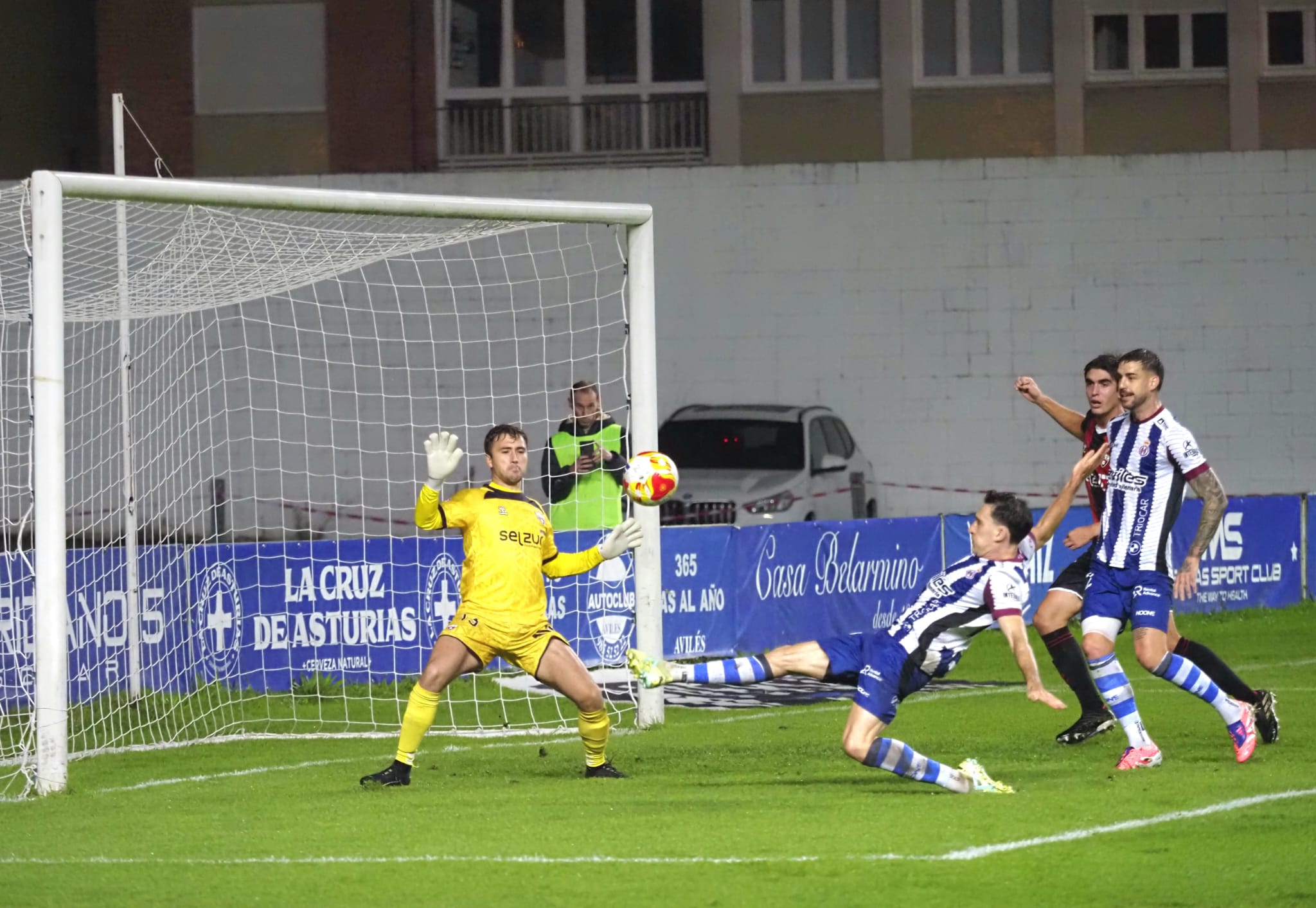 Adri Gómez remata alto la más clara del Real Avilés en la primera mitad - RAI