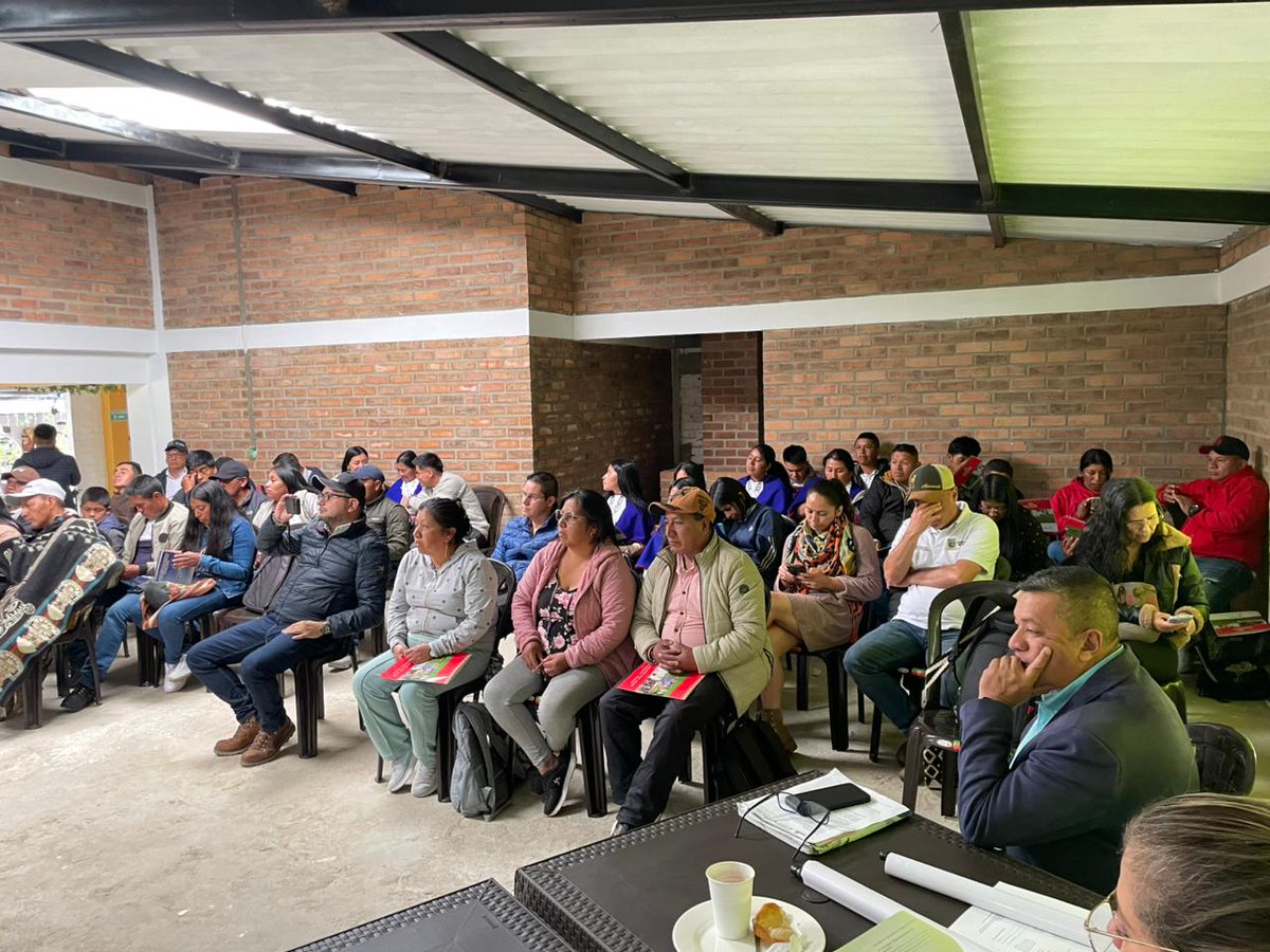 #DesarrolloEconómico es llegar al municipio de Silvia, Cauca, donde participamos del programa ¡Manos al Campo!, enmarcado en el proyecto “Fortalecimiento en cosecha, poscosecha y comercialización de productores de fresa priorizados en los municipios de Silvia, Páez y Totoro”.

🧵