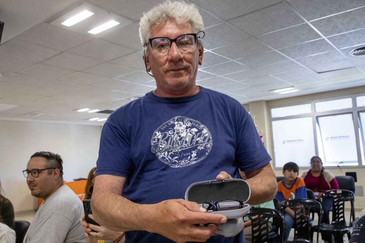 jjosemussi's tweet image. Entregamos 69 pares de anteojos a 49 berazateguenses sin obra social, atendidos en el Centro Oftalmológico Municipal San Camilo.

Gracias al Gobernador @Kicillofok  y a la @fundacionbapro por impulsar políticas públicas que mejoran la vida de las y los bonaerenses.

#Berazategui