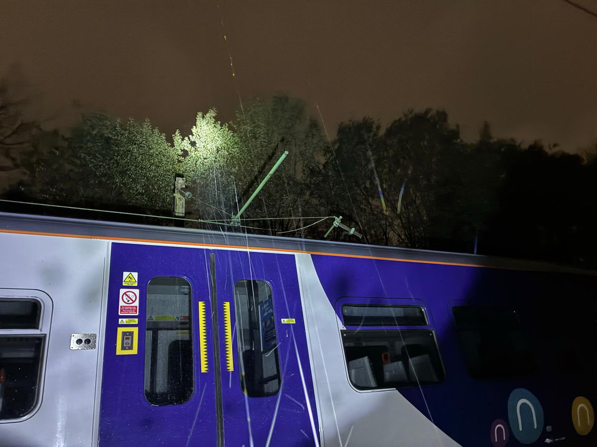 🦺 We’re responding to multiple incidents this evening with #StormClaudia continuing to bring trees &amp; debris onto the railway

📲 Please check nationalrail.co.uk for the latest travel advice

📸 A tree on the railway in Northenden