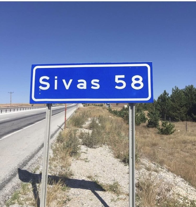 - 4 mevsim aktif yaşanıyor
- Düzenli kar yağışı alıyor
-Kalabalık değil. Trafik yok
-Bütün ihtiyaçlarınızı karşılayacak en az 1 mekan var
- Ucuz
-2 Üniversite var
-İlçelerinde birçok doğa harikası var
-Selçuklu temalı yapılar

Sanırım Türkiyenin en iyi şehri