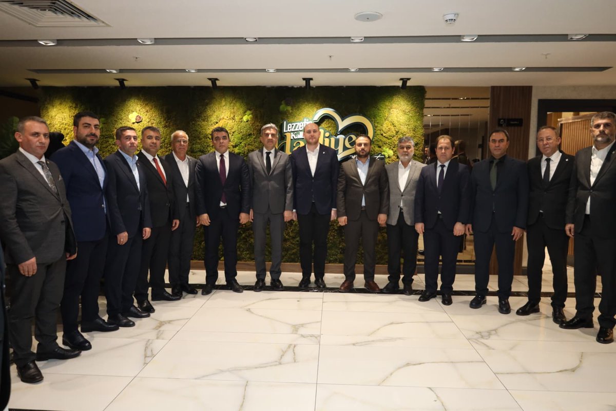 Cumhurbaşkanımız Sayın <a href="/RTErdogan/">Recep Tayyip Erdoğan</a>’ın yarın Adıyaman’da gerçekleştireceği programa iştirak etmek üzere şehrimize gelen
AK Parti Genel Başkan Yardımcımız ve Teşkilat Başkanımız Sayın <a href="/abuyukgumus/">Ahmet Büyükgümüş</a>’ü karşıladık.
Şanlıurfa, liderimizin izinde güçlü duruşunu sürdürüyor.
<a href="/bybekirbozdag/">Bekir  Bozdağ</a>