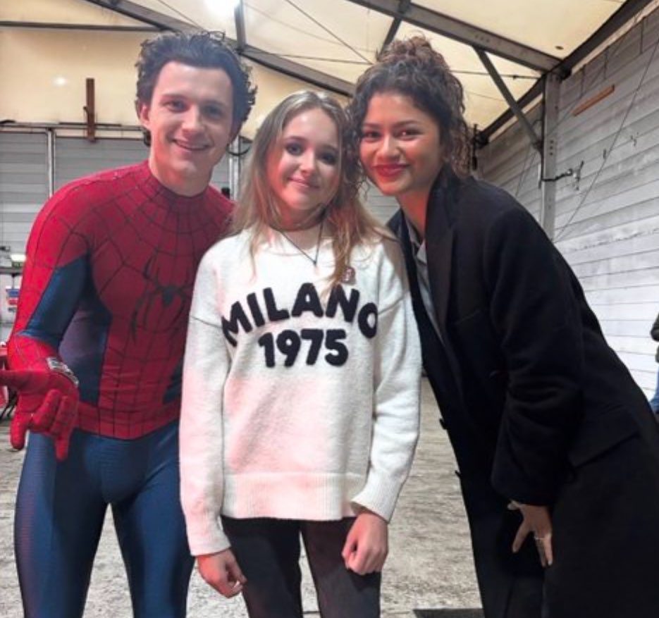 zendayaxphoria's tweet image. nasci deless