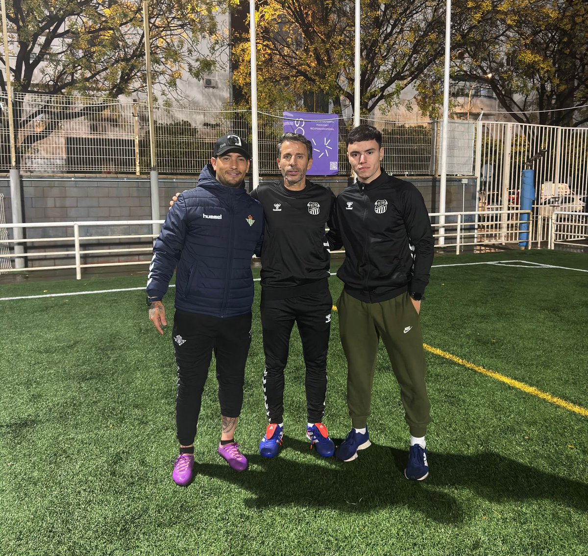 CalaveraCFutbol's tweet photo. 🏴‍☠️🆕 ¡𝗥𝗲𝗳𝘂𝗲𝗿𝘇𝗼 𝗱𝗲 𝗹𝘂𝗷𝗼 𝗽𝗮𝗿𝗮 𝗲𝗹 𝗰𝘂𝗲𝗿𝗽𝗼 𝘁𝗲́𝗰𝗻𝗶𝗰𝗼 𝗱𝗲 𝗻𝘂𝗲𝘀𝘁𝗿𝗼 𝗝𝗨𝗩𝗘𝗡𝗜𝗟 𝗔!

🫡 𝗖𝗛𝗜𝗠𝗬 𝗔́𝗩𝗜𝗟𝗔 llega al club para unirse al cuerpo técnico de @Manu_Anguas.

🟢 El jugador del @RealBetis se estrenará este domingo. 

#CreerEsPoder https://t.co/lBLewy1JjT