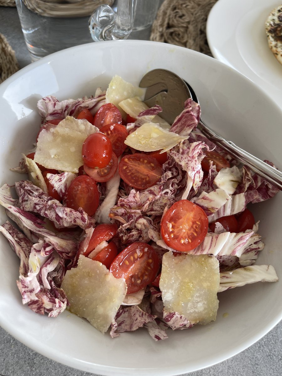 A bright Mediterranean bowl 💜🍅
Red cabbage, cherry tomatoes, Parmigiana shavings — finished with Alma’s olive oil from her father’s grove. Simple, clean, and full of flavor.
#AlmasHealthyCooking #MediterraneanSalad #HealthyEating #OliveOil #FarmToTable