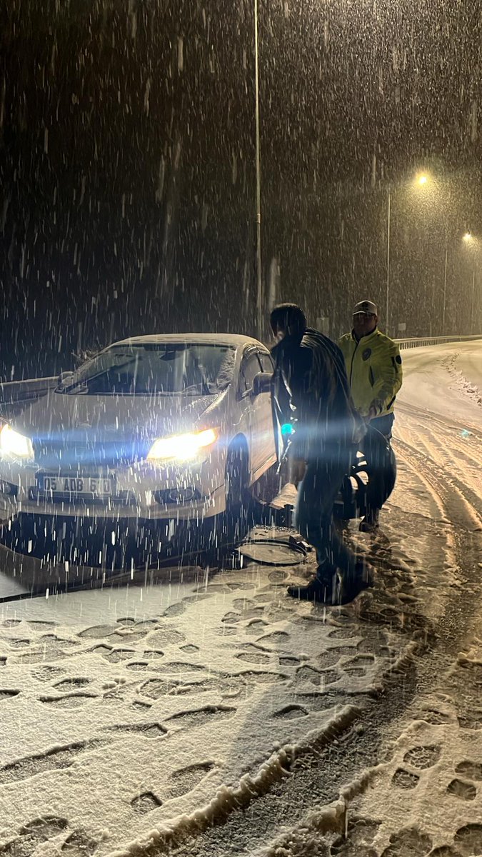 Yoğun kar yağışı nedeniyle yolda mahsur kalan vatandaşlarımıza trafik ekiplerimiz tarafından anında yardım sağlanmaktadır.
Ekiplerimiz sahada görev başında olup, vatandaşlarımızın güvenliği için özveriyle çalışmalarını sürdürmektedir.

<a href="/TC_icisleri/">T.C. İçişleri Bakanlığı</a> <a href="/TCMalatyaV/">TC Malatya Valiliği</a> <a href="/SeddarYavuz/">Seddar Yavuz</a>