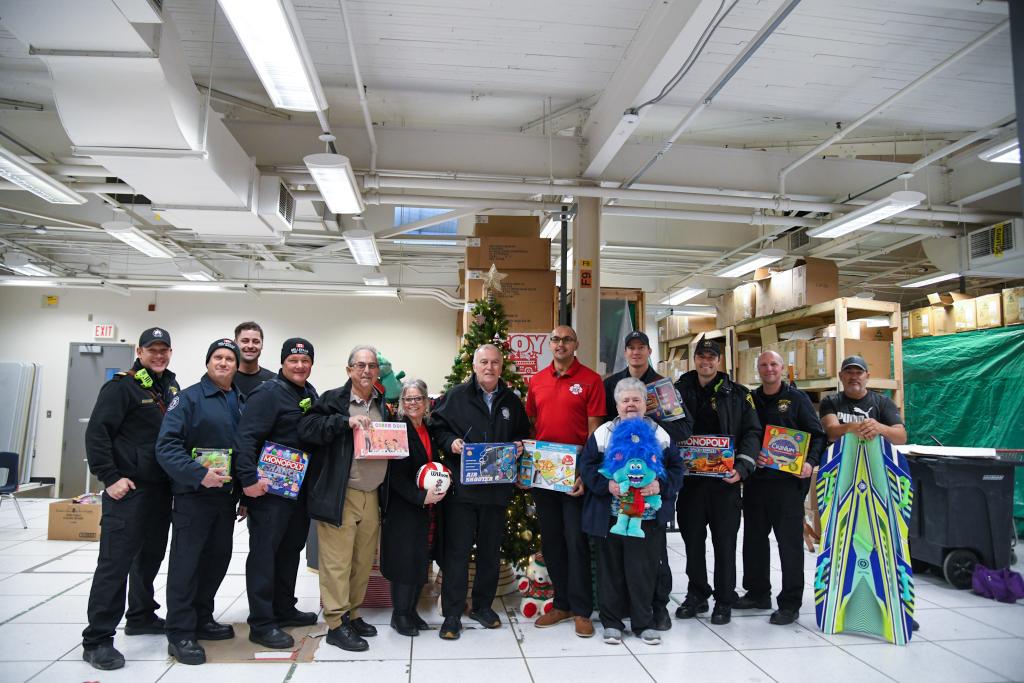 BellevilleON's tweet image. Fire &amp;amp; Emergency Services | The annual Firefighter Toy Drive is officially underway! 🧸🎄

The Belleville Professional Firefighters Association and Belleville Fire and Emergency Services are collecting donations of new, unwrapped toys, books and games for those in need this…
