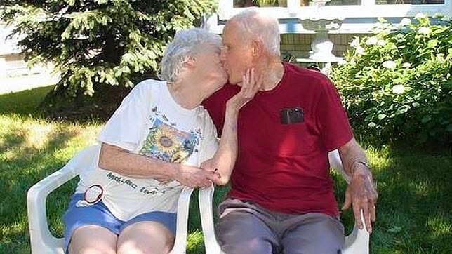 "Mis padres vivieron 55 años casados. Una mañana, mi mamá bajaba las escaleras para prepararle a papá el desayuno, sufrió un infarto y cayó. Mi padre la levantó como pudo y, casi a rastras, la subió a la camioneta. A toda velocidad, sin respetar semáforos, la condujo hasta el