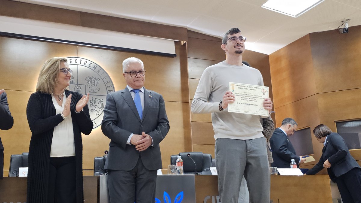 Entrega de reconocimientos a los Mejores Expedientes Académicos de las titulaciones de Grado y Máster de la Facultad.

¡ENHORABUENA A TODOS! 👏👏👏👏