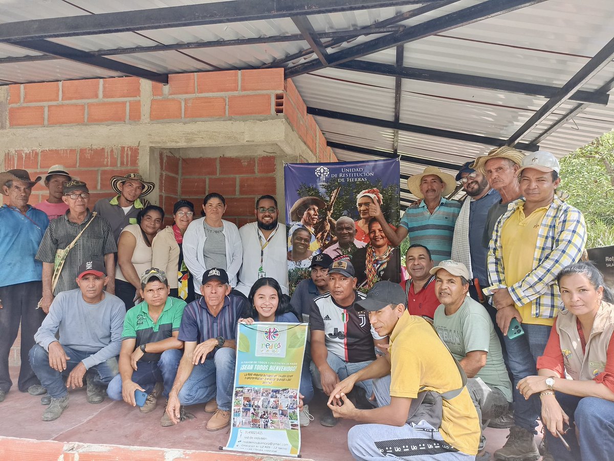 URestitucion's tweet photo. Desde el corregimiento 📍 ‘El Salado’ en El Carmen de Bolívar la Dt Bolívar-Sucre, bajo la dirección de Daniel Florez, llevó a cabo una jornada de verificación de la construcción de viviendas ordenadas en sentencia con respecto al predio denominado ‘La Peñata’.  

Este predio beneficia a 17 personas junto con sus núcleos familiares.                                             

Cabe destacar que esta comunidad ha sido beneficiaria de proyectos productivos y ha disfrutado plenamente, tanto de manera efectiva como material, de la sentencia de restitución de tierras.  

En este sentido, continuamos trabajando en la búsqueda de la reparación y dignificación de las comunidades afectadas por la violencia.                                           

#ConDignidadCumplimos 🧵
