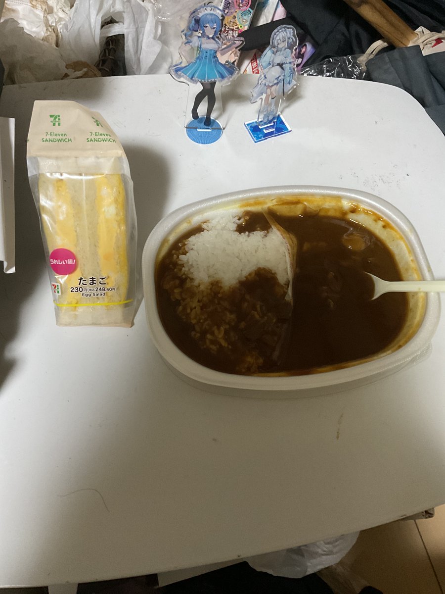 朝飯タイム。
朝カレーもたまにいいね