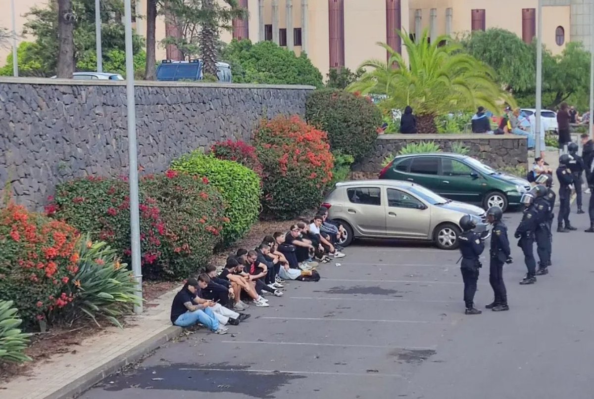 Este tío y los 50 anormales que le siguen rompen un cordón policial y no pasa nada. Los antifascistas no hacen nada y la policía retiene a 17.

Es un canteo lo de la policía secundando siempre a la extrema derecha.

Aun así no han podido entrar en NINGUNA universidad. Enormes.