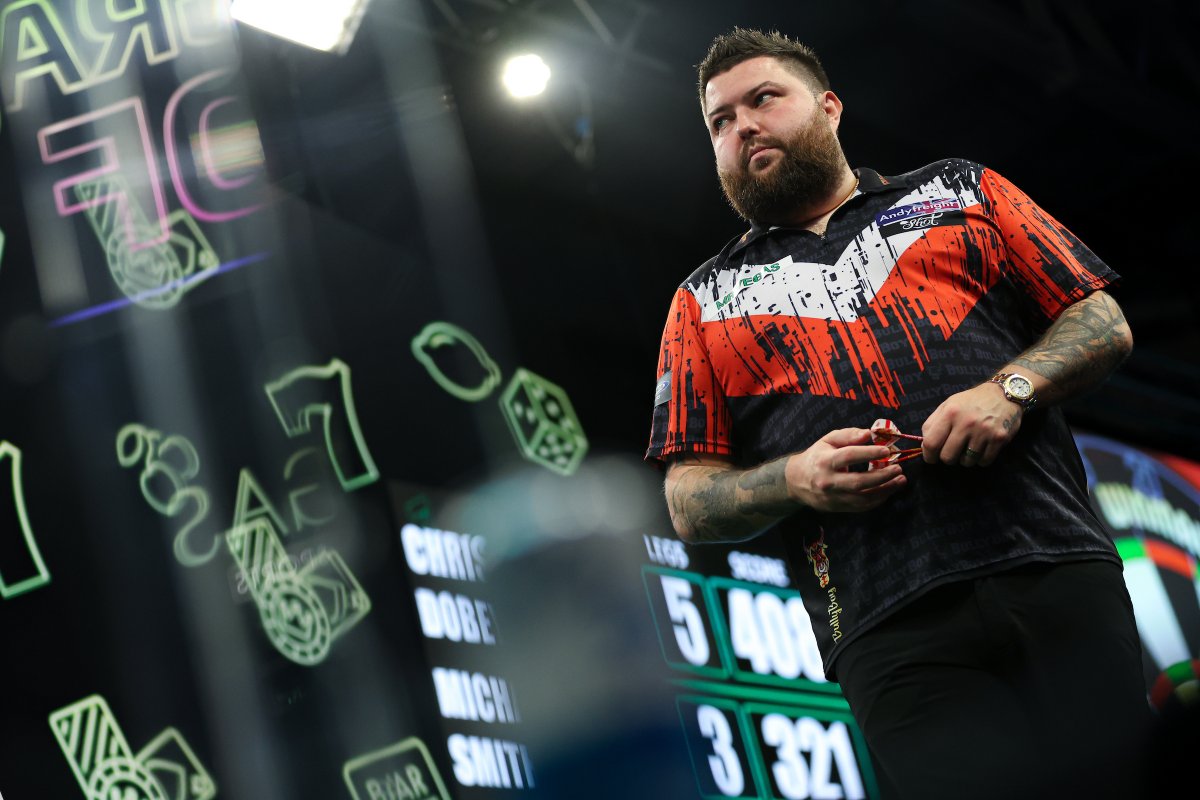 livedarts's tweet photo. MICHAEL SMITH MISSES D12 FOR A NINE-DARTER WITH LUKE HUMPHRIES WAITING ON 141 FOR A PERFECT LEG OF HIS OWN 🤯

"𝗧𝗵𝗲𝘆'𝗿𝗲 𝗯𝗼𝘁𝗵 𝗼𝗻 𝗻𝗶𝗻𝗲𝘀!" 😂 https://t.co/28nJVMCYwg