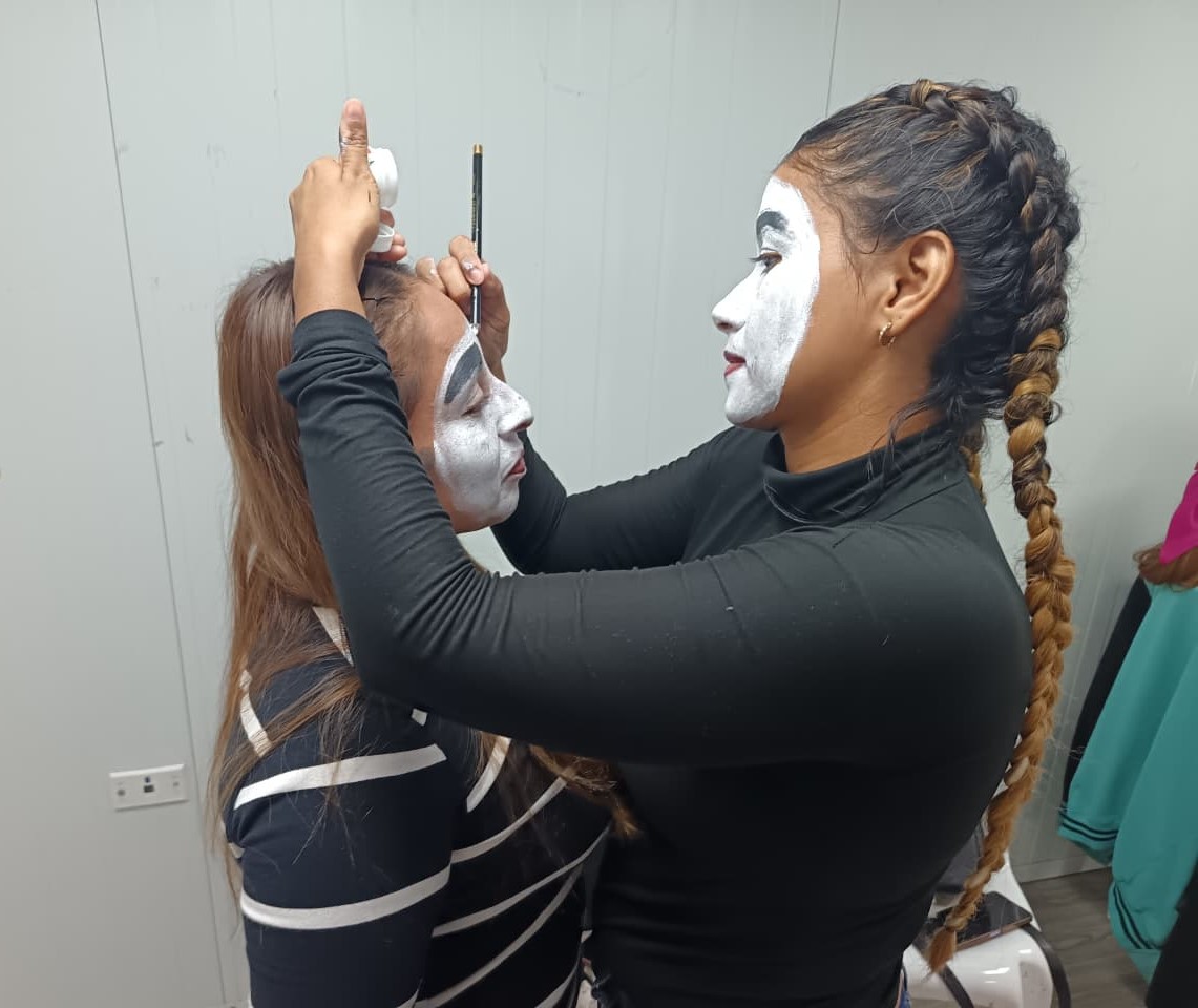 ZumarGye's tweet image. En su novena clase, 25 participantes del Taller de Animación de Fiestas Infantiles en ZUMAR, aprendieron a vestirse y maquillarse como mimos. 
De esta manera, la Alcaldía de Guayaquil crea espacios y les abre puertas para el emprendimiento.
#Guayaquil
#ConstruyendoLaCiudadDeTodos