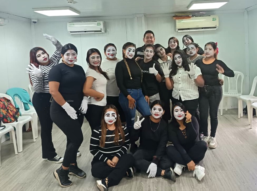 ZumarGye's tweet image. En su novena clase, 25 participantes del Taller de Animación de Fiestas Infantiles en ZUMAR, aprendieron a vestirse y maquillarse como mimos. 
De esta manera, la Alcaldía de Guayaquil crea espacios y les abre puertas para el emprendimiento.
#Guayaquil
#ConstruyendoLaCiudadDeTodos