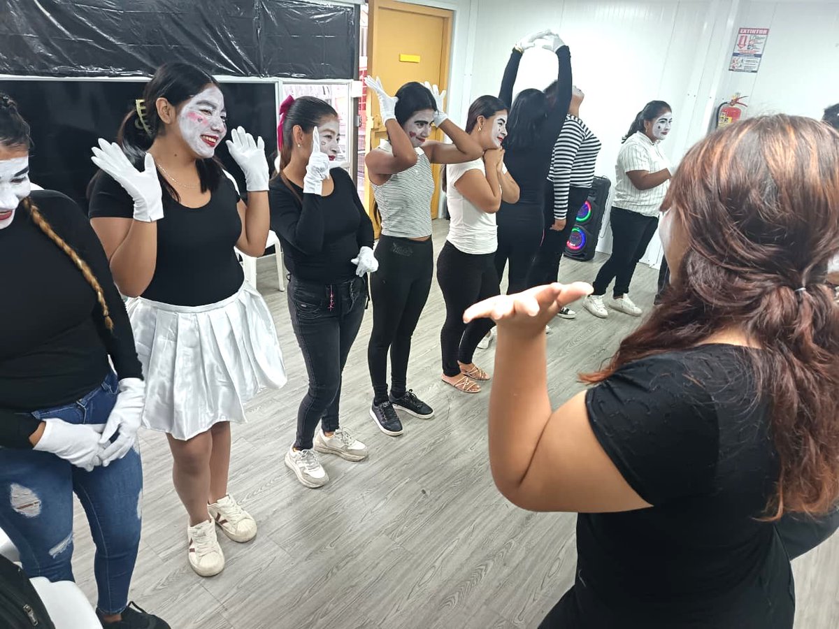 ZumarGye's tweet image. En su novena clase, 25 participantes del Taller de Animación de Fiestas Infantiles en ZUMAR, aprendieron a vestirse y maquillarse como mimos. 
De esta manera, la Alcaldía de Guayaquil crea espacios y les abre puertas para el emprendimiento.
#Guayaquil
#ConstruyendoLaCiudadDeTodos