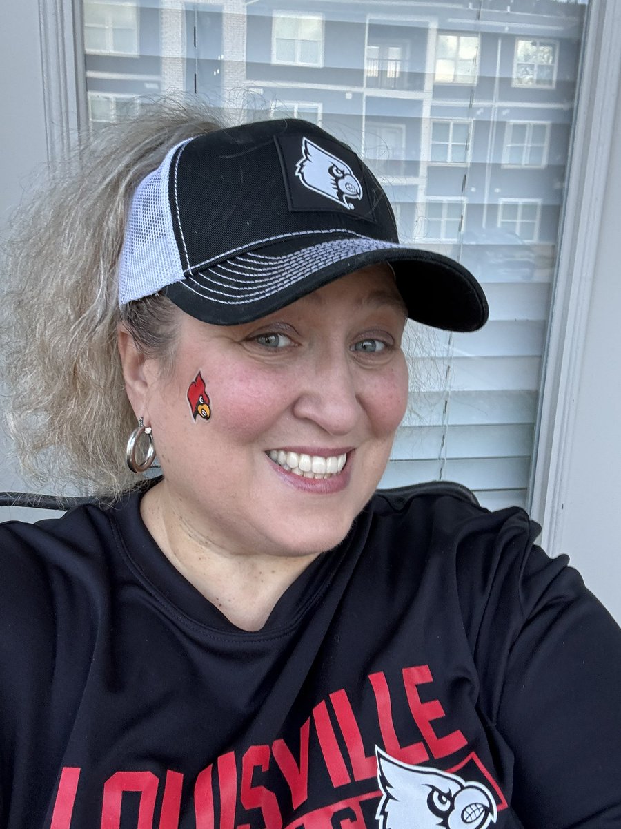 volscardsgal73's tweet photo. Ready for the Black Out!!  #GoCards #502Strong #UPS2976 https://t.co/OLxKzgb68j