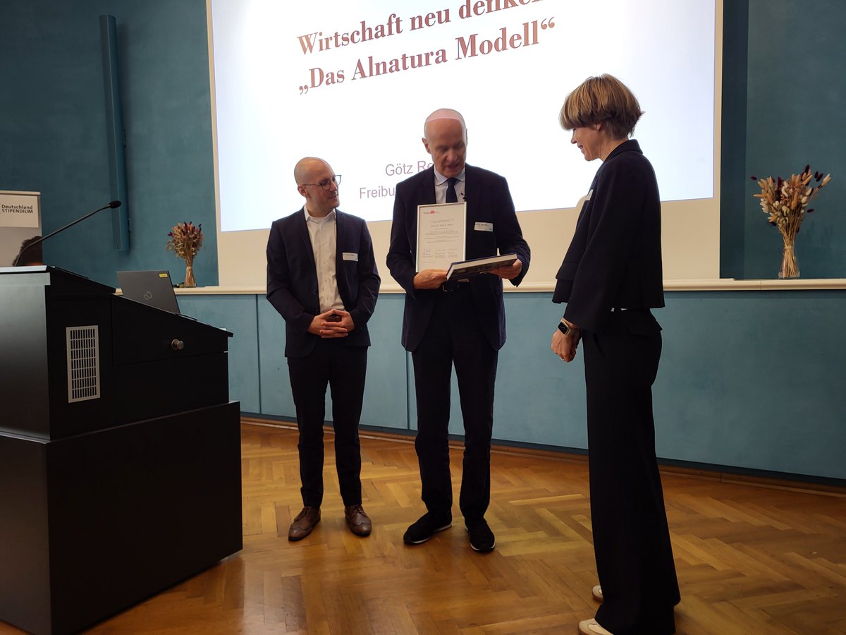 TimKriegerFR's tweet photo. Heute sehr schöne Veranstaltung im Rahmen von #MeetABoss mit Götz #Rehn, Gründer und Geschäftsführer von #Alnatura!
Und das genau 50 Jahre nach seinem Studienabschluss in #VWL @UniFreiburg. Dafür gab es eine Ehrung durch unsere Dekanin und unseren Alumniverein #FWW e.V. https://t.co/3EaPNNXbXf