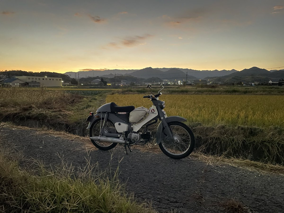 satosh100's tweet image. おはようございます🌳
いい朝焼け🌅キレイ😍
go to マーブル🏖️
さぁ、どのルートで行こう🏍️💨
いってらっしゃい、いってきます
今日も一日ご安全に🙏
幸せに過ごしましょう🍀
#c100 #スーパーカブ