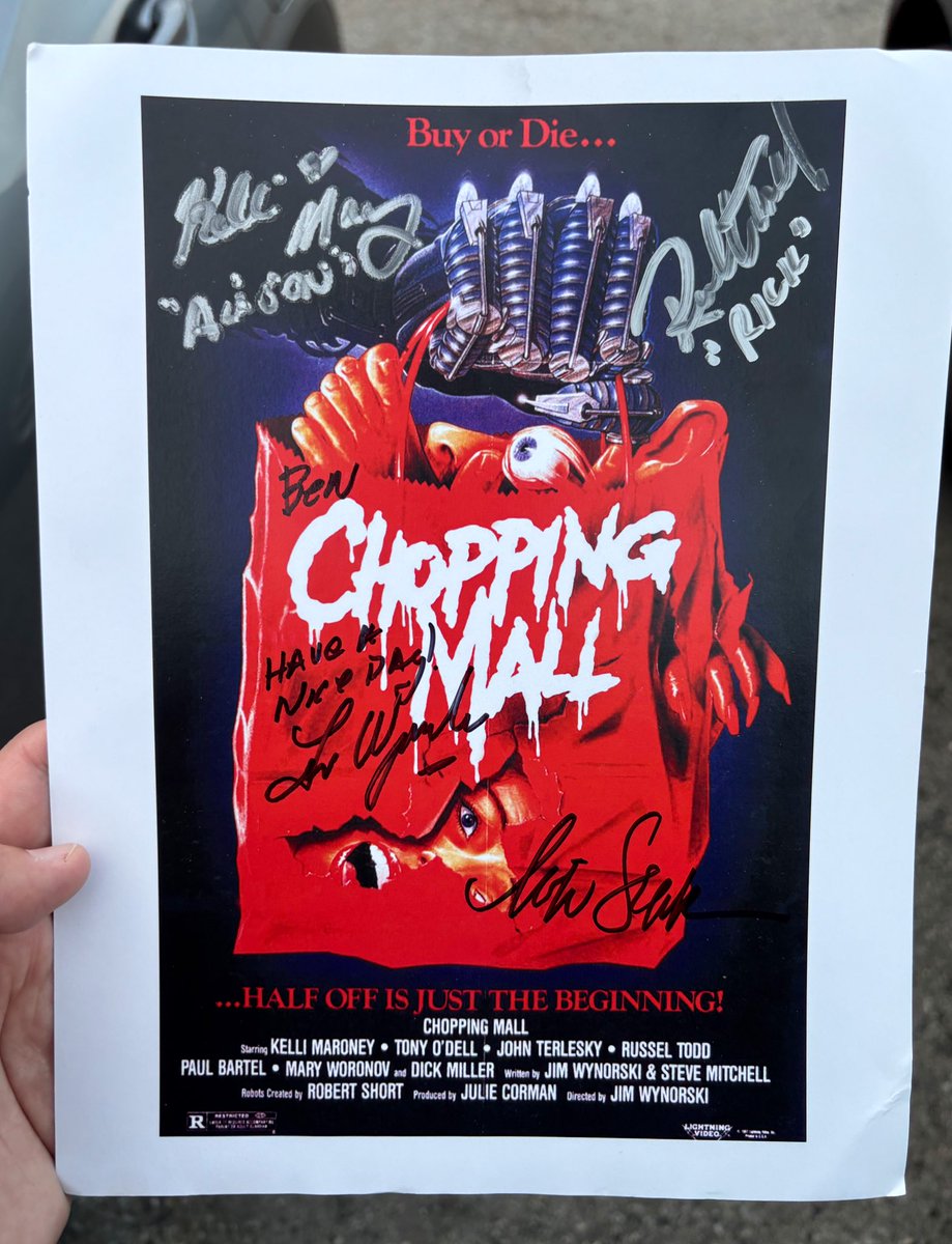 bwsaari's tweet image. Happy birthday to CHOPPING MALL - the ultimate 80’s movie and one of my all-time favorites. 🥳

I loved meeting the cast earlier this year and listening to Jim Wynorski &amp;amp; writer Steve Mitchell hold court on how it was made - that was a hell of a nice day! #MutantFam