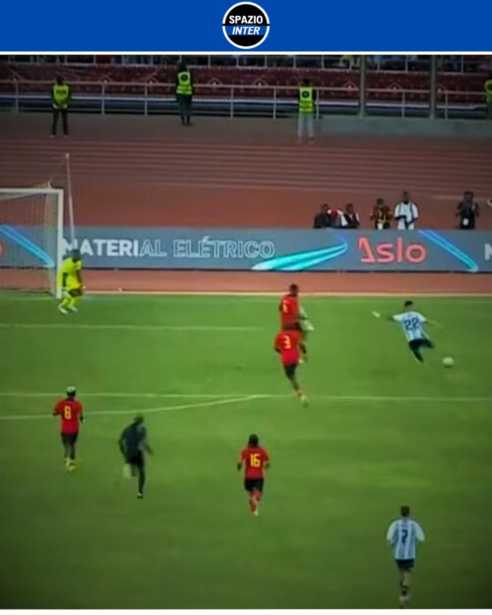 SpazioInter's tweet image. Lautaro supera Hernan Crespo😍

L&apos;attaccante nerazzurro ha giocato con la sua Argentina contro l&apos;Angola‼️

Con questa rete, il centravanti è arrivato a quota 36 gol superando Crespo nella classifica dei marcatori dell&apos;Argentina 3️⃣6️⃣

#LautaroMartinez #Argentina #SpazioInter