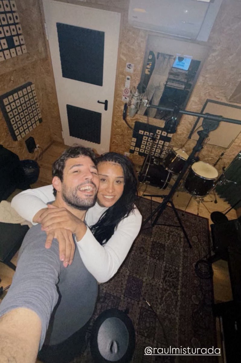 🚨 Linn está no estudio.