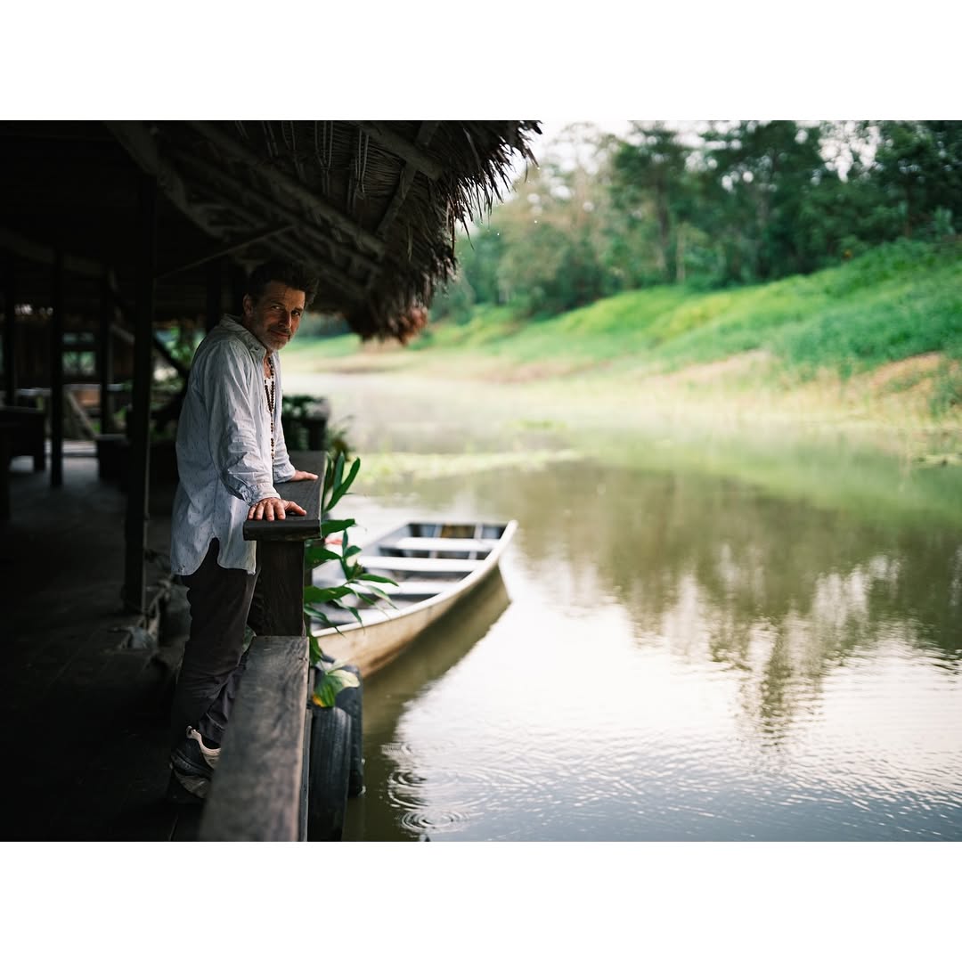 Behind the scenes photo of Zack Snyder during The Last Photograph production in the Amazon.

📸Braden Batsford (first assistant camera)