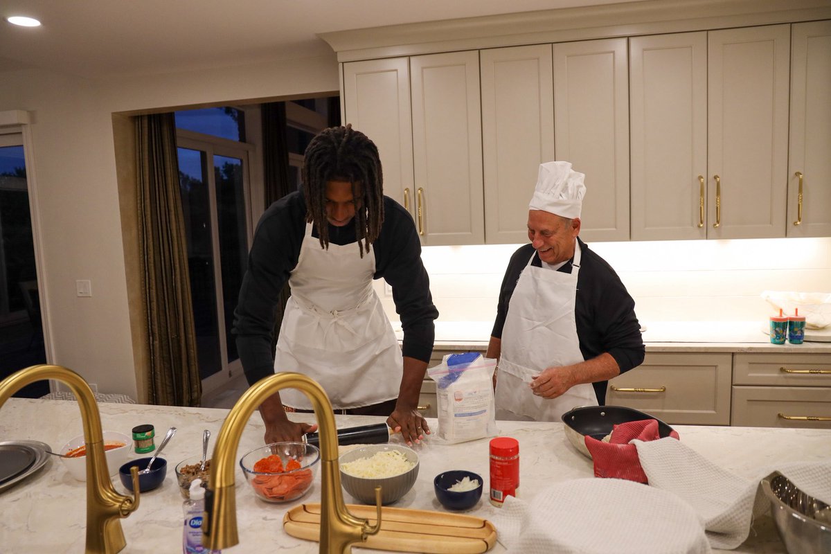 JoeTipton's tweet photo. Here are some fun photos that I think Michigan State fans will enjoy. 

While on his visit, Ethan Taylor made pizzas with Tom Izzo. 

Oh, and some great shots of him crowd surfing — all 7-foot-1 of him. https://t.co/Ar98UpgfXX