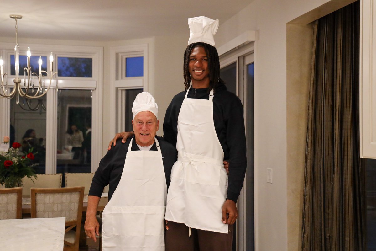 JoeTipton's tweet photo. Here are some fun photos that I think Michigan State fans will enjoy. 

While on his visit, Ethan Taylor made pizzas with Tom Izzo. 

Oh, and some great shots of him crowd surfing — all 7-foot-1 of him. https://t.co/Ar98UpgfXX