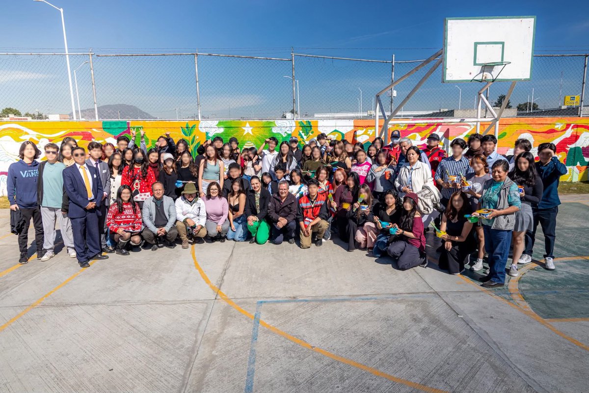 PatyzarzaUaemex's tweet photo. No hay mejor manera de construir cercanía y atender las necesidades de la comunidad que estando presentes. Por eso visité el Plantel Dr. Angel Ma. Garibay Kintana de la UAEMéx de la escuela preparatoria, donde pude conocer distintos proyectos en los que la comunidad estudiantil emplea su creatividad, dando cuenta de todo el talento que existe en nuestra universidad.