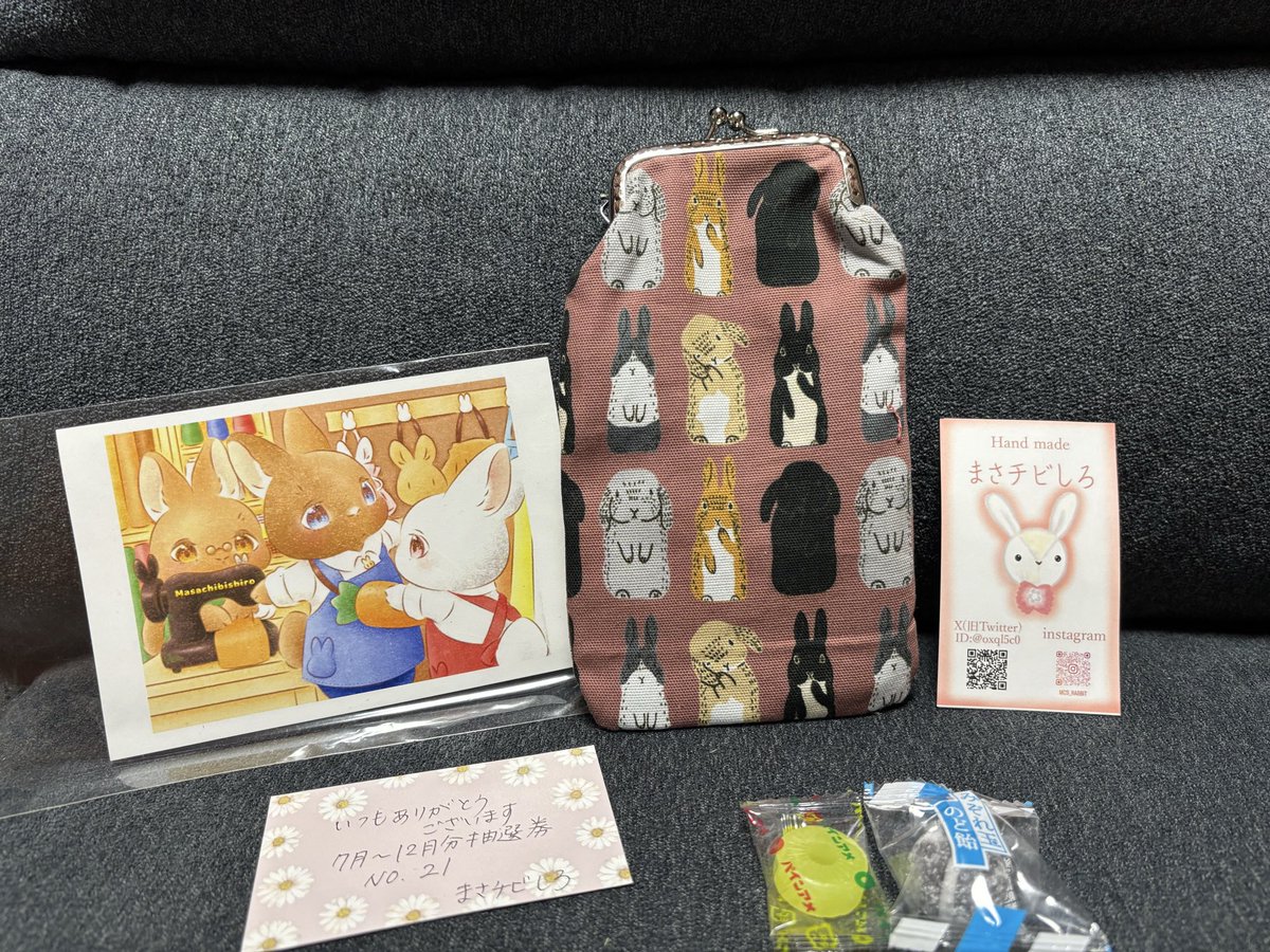 cocokina_429's tweet image. まさチビしろさん(@Oxql5c0 )に作っていただいたペンケース(メガネケースにもなる)が届きました😊
きなうには一生懸命においをかいでチェックしてました🐰🐰
とても可愛くて、今日は早速メガネケースとして持って出かけようと思います🥰
かわいいおまけ付きでありがとうございました🥰