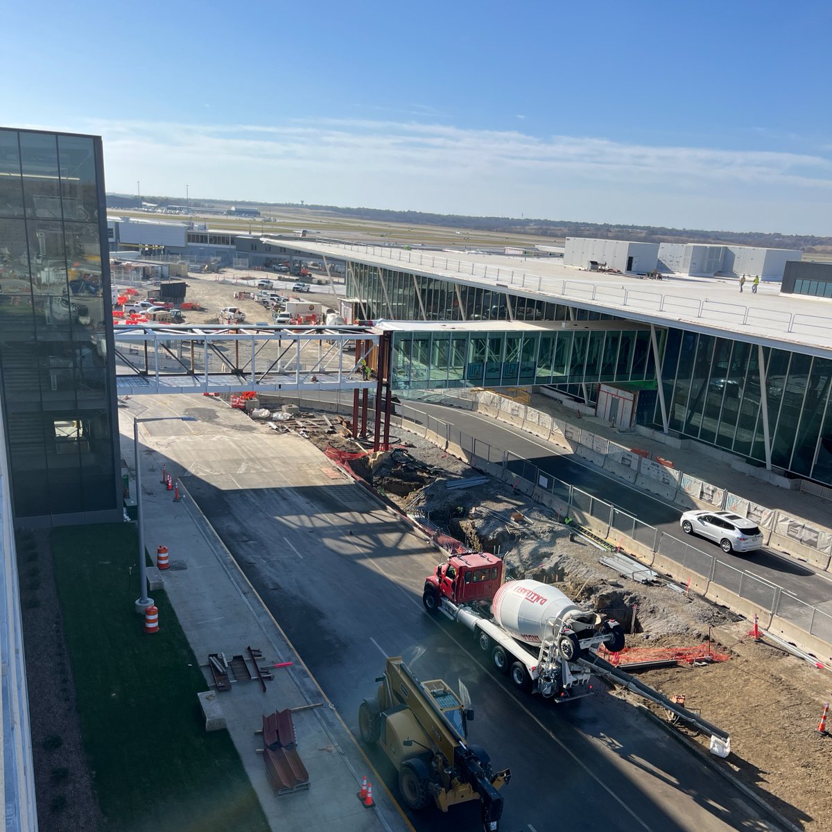 dsmairport's tweet photo. Construction on the Sky Walk is progressing quickly, transforming into what will soon be the main path from our parking garage into the new terminal. Here’s a peek at the work taking shape.
#FlyingProgress #flydsm https://t.co/yRb4P8SDJK