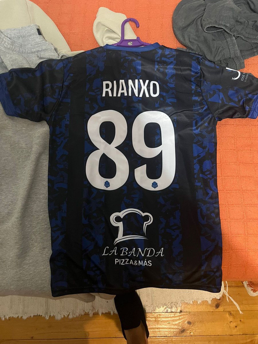 Por fin llegó la primera remesa de camisetas. El club ya puede lucirla para los partidos y llevarla a la cena del club.