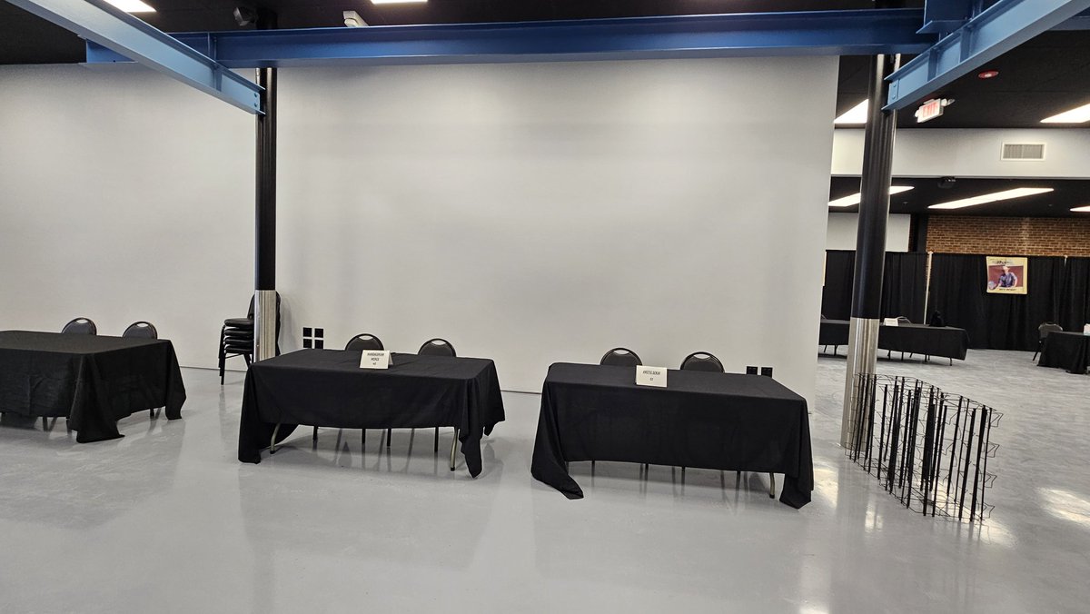 ArcticSekai's tweet photo. Setting up for his weekend convention #GSCF #GSComicFest #gardenstatecomicfest #DragonBall #Fanart #SabrinaTheTeenageWitch https://t.co/jIlu0uWsgF