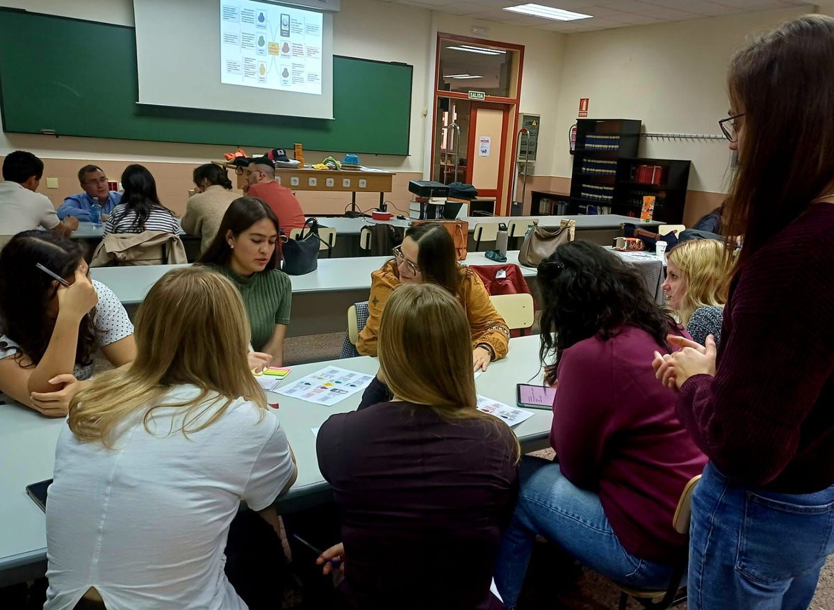 kriesgo's tweet image. Cada viernes tarde en el Programa UNIOVI INNOVATION SKILLS unioviinnovationskills.es compartimos con los estudiantes @uniovi_info herramientas y métodos de creatividad para co-crear soluciones a los retos de empresas con metodología participativa by @FIDACONSULTORES en acción 😉