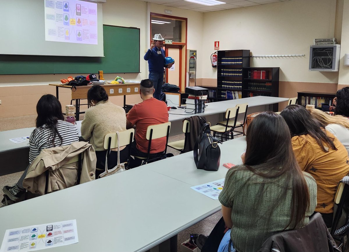 kriesgo's tweet image. Cada viernes tarde en el Programa UNIOVI INNOVATION SKILLS unioviinnovationskills.es compartimos con los estudiantes @uniovi_info herramientas y métodos de creatividad para co-crear soluciones a los retos de empresas con metodología participativa by @FIDACONSULTORES en acción 😉