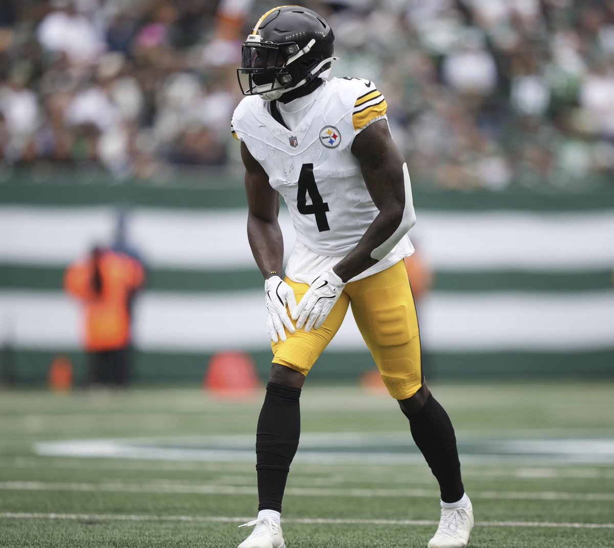 YIKES: Pittsburgh #Steelers wide receiver DK Metcalf is on pace to have the worst seasons of his career.

• 60 receptions (2nd)
• 102 targets
• 948 receiving yards (2nd lowest)
• 15.7 yards per reception
• 9 touchdowns

Pittsburgh traded a 2nd round+ &amp; paid DK $150 million.